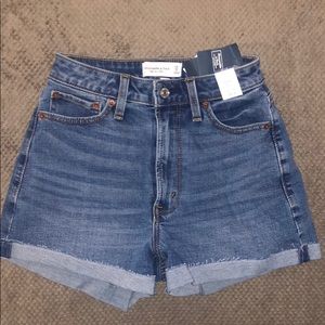 Abercrombie & Fitch High Rise Short {NWT size 25}